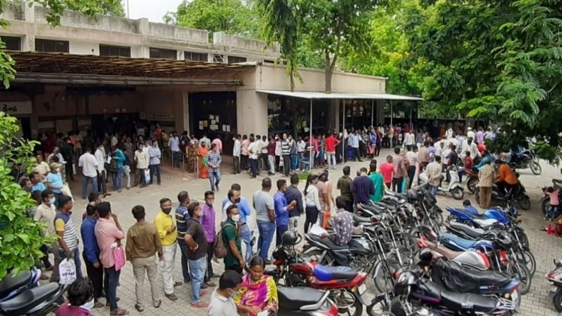 long-queues-at-the-civic-amenity-center-at-surat-athwalines-to-collect-revenue-certificate