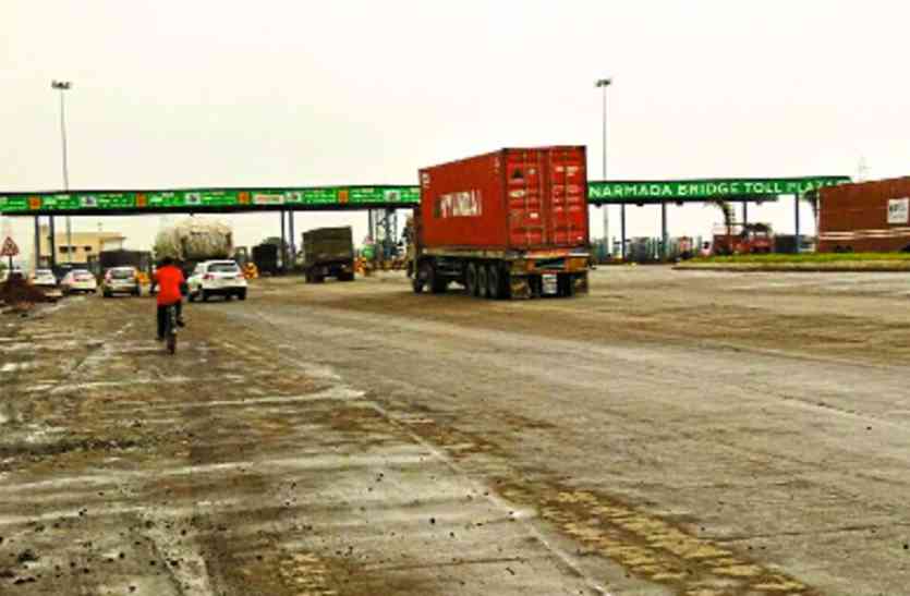 rain-high-at-narmada-toll-plaza