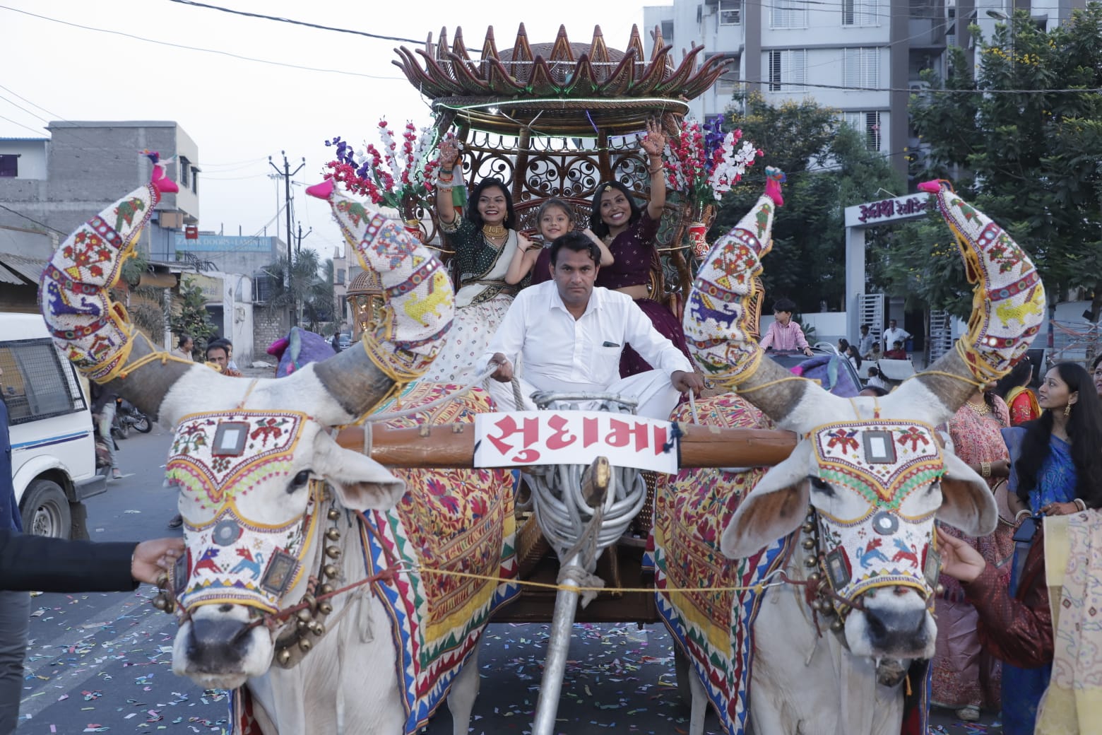 સુરતમાં અનોખી જાન: વરરાજા બળદગાડામાં, જાનૈયા મોંઘીદાટ કારમા માંડવે પહોંચ્યા, જય જવાન -  જય કિસાનના નાદ સાથે દેશ ભકિતના સુરે અનોખા લગ્ન યોજાયા