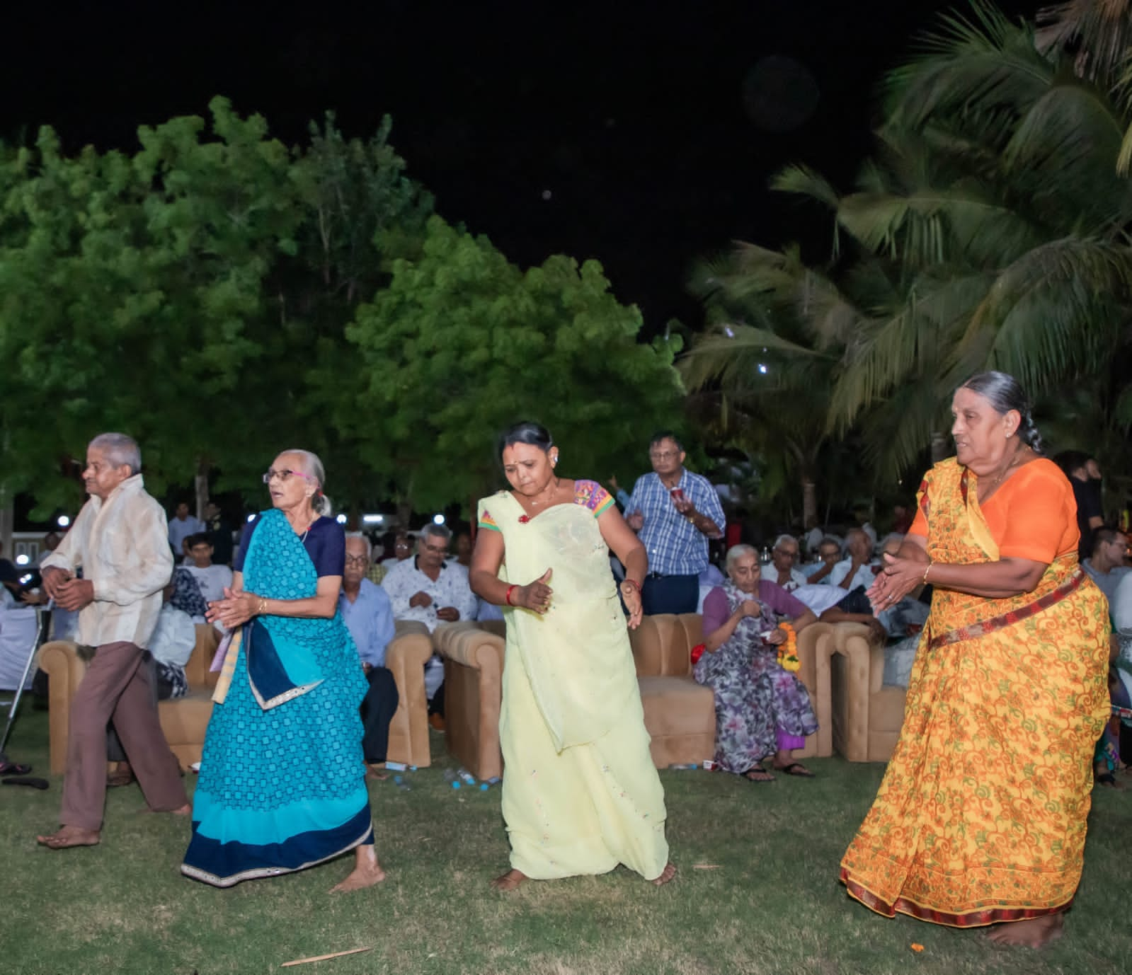 યુરો ફૂડના માલિકે  વૃધ્ધાશ્રમના વડીલો જોડે કરી જન્મદિવસની અનોખી ઉજવણી