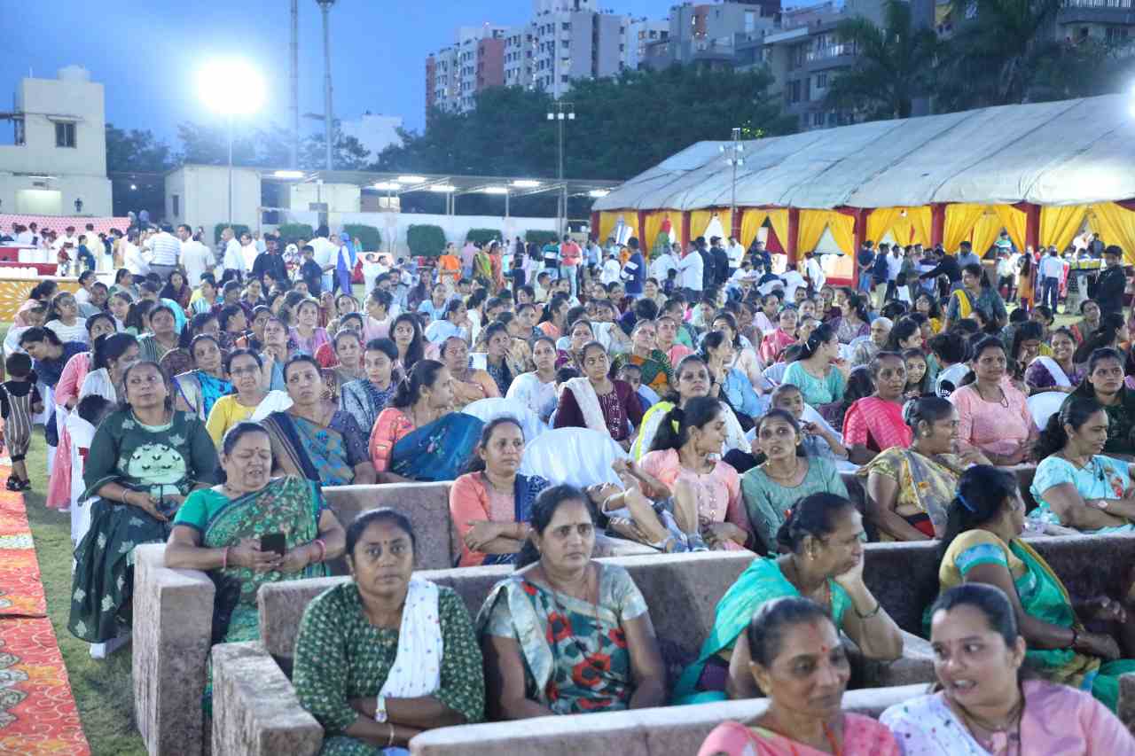 સુરતમાં નવા ઘરની કરી અનોખી ઉજવણી, રકતદાન શિબિર દ્વારા 53 રક્તયુનિટ એકઠું કરી અપાયો સામાજિક સંદેશ