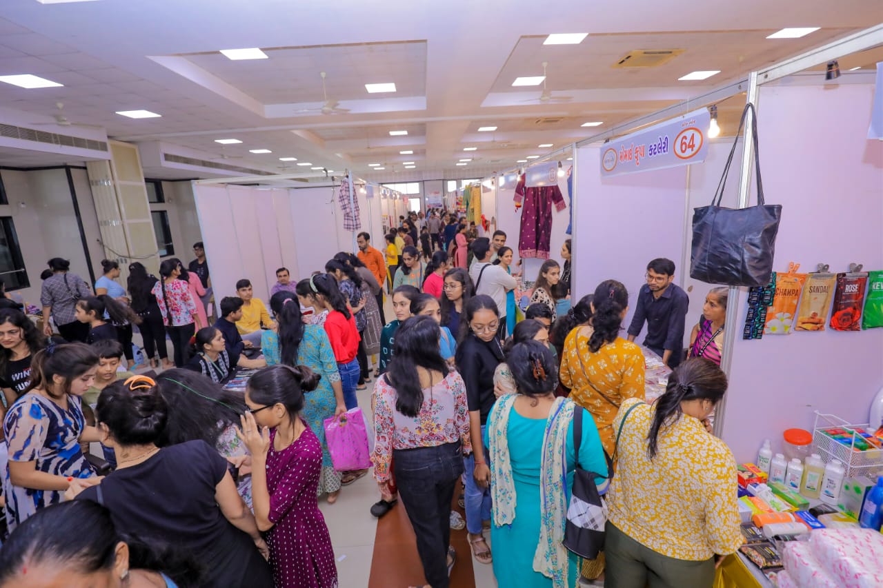 સુરતમા મહિલાઓની કમાલ‌: ગંગા સ્વરૂપ બહેનો- વિકલાંગ પરિવારનાં ભાઇ-બહેનો માટે યોજાયેલા બે દિવસીય એક્ઝીબીશનમાં થયો 40 લાખનો વ્યાપાર