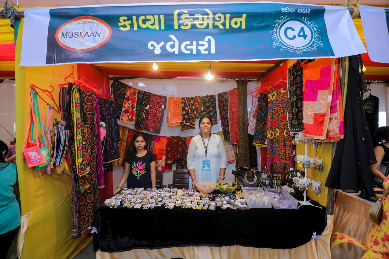 સુરતમા મહિલાઓની કમાલ‌: ગંગા સ્વરૂપ બહેનો- વિકલાંગ પરિવારનાં ભાઇ-બહેનો માટે યોજાયેલા બે દિવસીય એક્ઝીબીશનમાં થયો 40 લાખનો વ્યાપાર