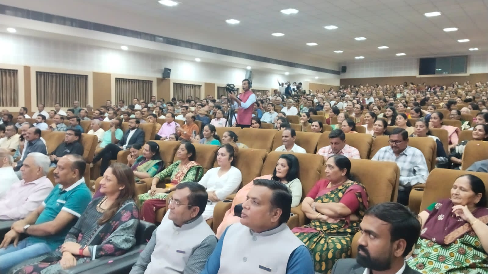 જૂનાગઢ ગિરનારની તળેટીમાં કુદરતી વાતાવરણ વચ્ચે યોજાયો ‘યુવા સંવાદ’ કાર્યક્રમ