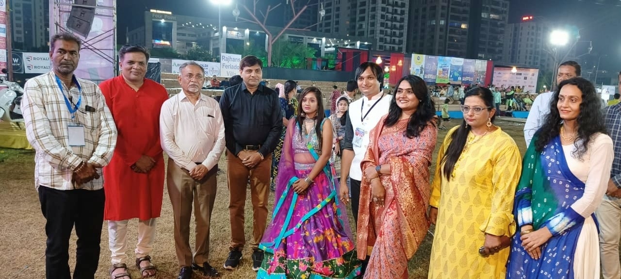 ઝણકારનો રણકાર...વરસાદી વાતાવરણને અવગણી સુરતનાં ખેલૈયાઓ મન મૂકીને ગરબામાં વરસ્યા