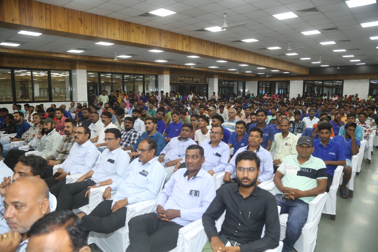 સુરતમાં ઘરેથી ડોર ટુ ડોર કચરો એકત્રિત કરનારા 1400 સભ્યોને પ્રથમ વખત સન્માનિત કરાયા
