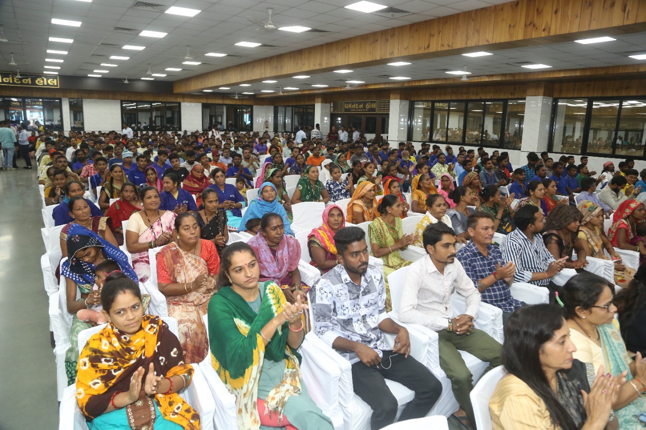 સુરતમાં ઘરેથી ડોર ટુ ડોર કચરો એકત્રિત કરનારા 1400 સભ્યોને પ્રથમ વખત સન્માનિત કરાયા