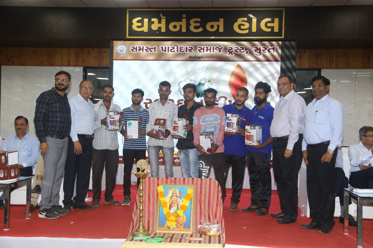 સુરતમાં ઘરેથી ડોર ટુ ડોર કચરો એકત્રિત કરનારા 1400 સભ્યોને પ્રથમ વખત સન્માનિત કરાયા