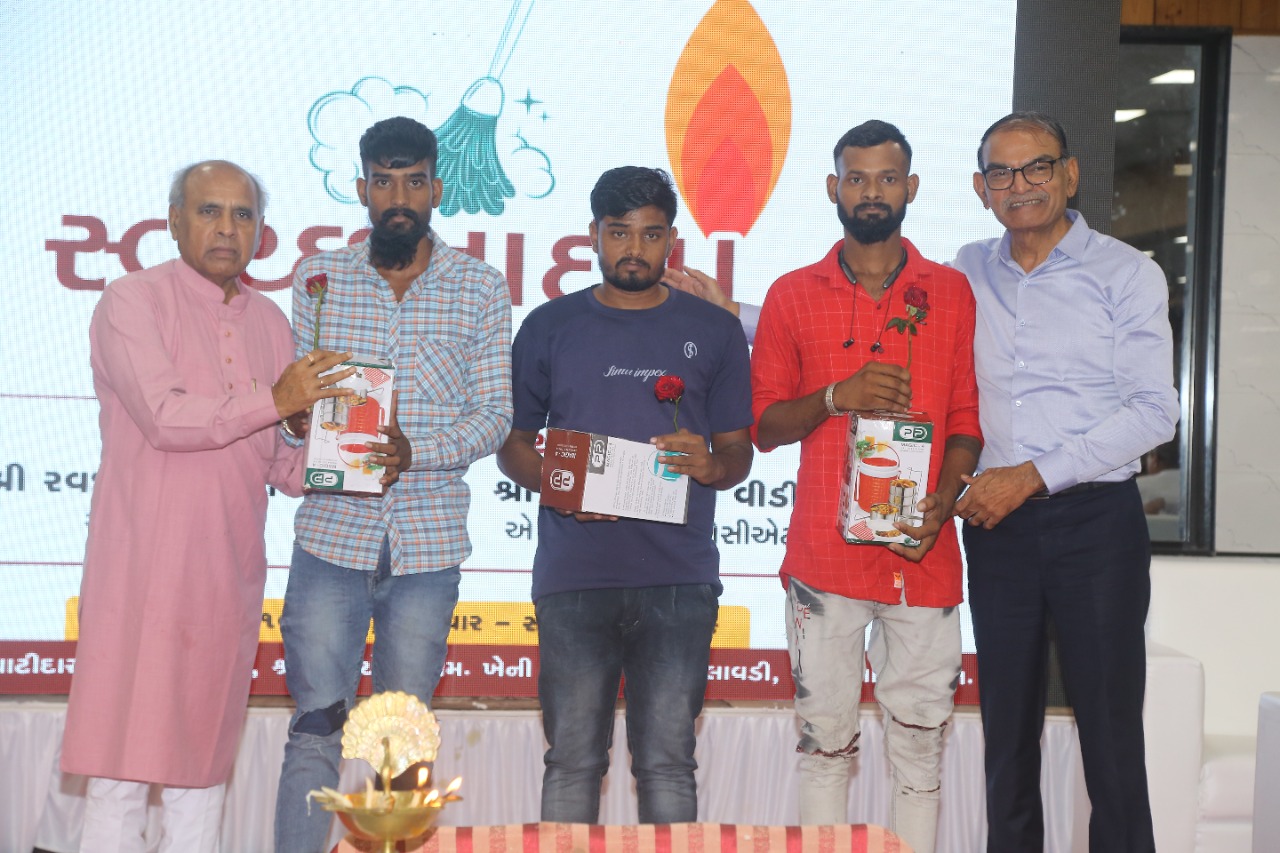 સુરતમાં ઘરેથી ડોર ટુ ડોર કચરો એકત્રિત કરનારા 1400 સભ્યોને પ્રથમ વખત સન્માનિત કરાયા
