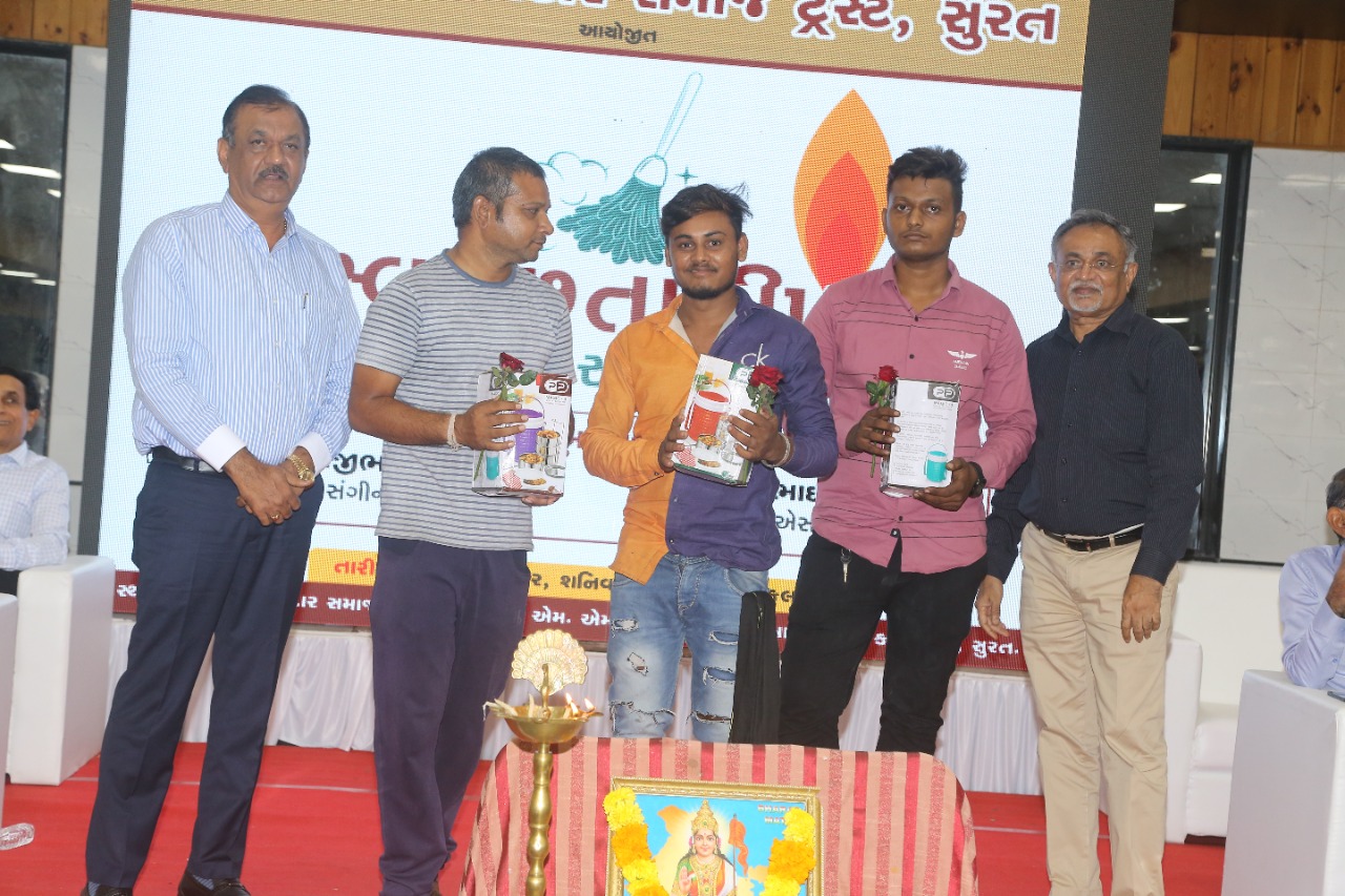સુરતમાં ઘરેથી ડોર ટુ ડોર કચરો એકત્રિત કરનારા 1400 સભ્યોને પ્રથમ વખત સન્માનિત કરાયા