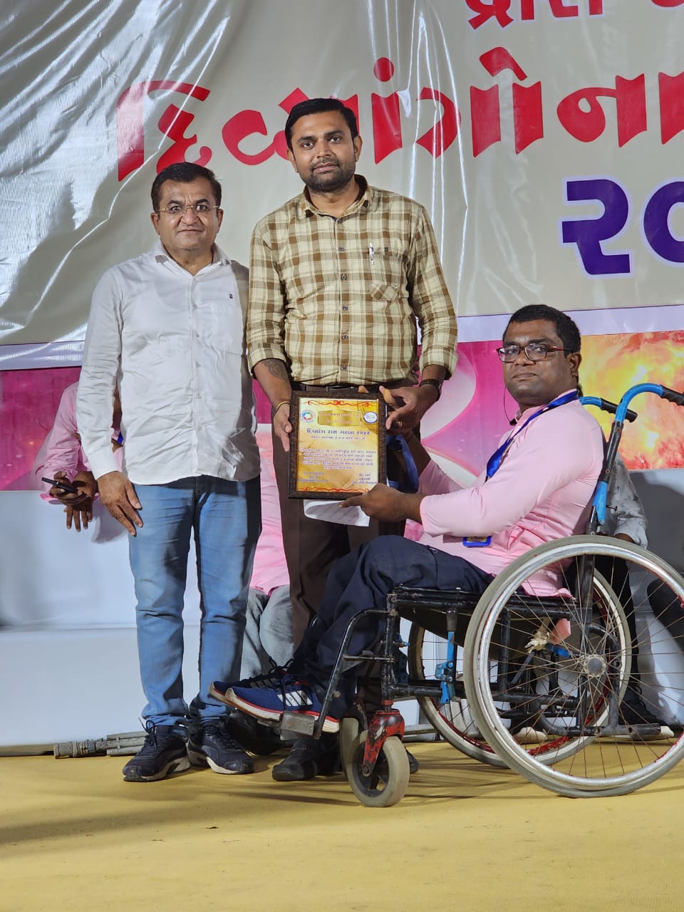 સુરતમાં દિવ્યાંગો માટે કરાયું રાસ-ગરબાનું આયોજન, ગરબે રમી લોકોને કર્યા મંત્રમુગ્ધ