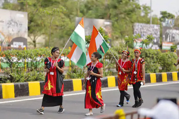 મોદી કેસરી કોટીમાં વડોદરા પહોંચ્યા; દેશભક્તિના રંગે રંગાયું ગુજરાત, પીએમનું ભવ્ય સ્વાગત