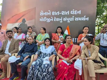 મોદી કેસરી કોટીમાં વડોદરા પહોંચ્યા; દેશભક્તિના રંગે રંગાયું ગુજરાત, પીએમનું ભવ્ય સ્વાગત
